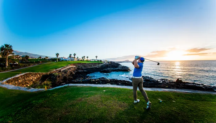 Amarilla Golf & Marina golfbana i Teneriffa med vy över havet och solnedgång